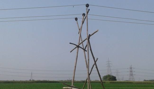 आजमगढ़ :- अहिरौला – बिना फाउंडेशन पोल ने ली पुत्र की जान पिता भी बचाने  में झुलसा