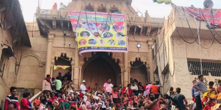 बरसाना में श्री राधा रानी महल मंदिर के द्वार खुलने की प्रतीक्षा करते श्रद्धालु।