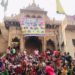 बरसाना में श्री राधा रानी महल मंदिर के द्वार खुलने की प्रतीक्षा करते श्रद्धालु।
