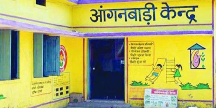 परिवार का आरोप की आँगन बाड़ी केंद्र से मिले दूध की चाय पीने से पूरा परिवार अस्पताल पंहुचा