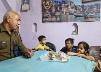 कलयुग के द्रोणाचाया बने दरोगा जी  ट्रांसफर पर बच्चो ने अश्रुधार से गंगा बहाई