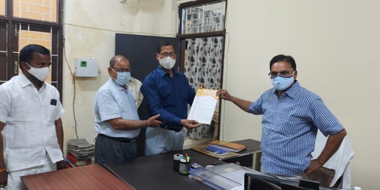 वित्तविहीन विद्यालय प्रबंधक सगठन ने जिलाधिकारी के माध्यम मुक्यमंत्री समस्याहो का ज्ञापन दिया