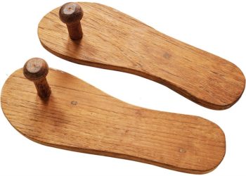 खड़ाऊ :-आज जानते है लकड़ी की चप्पल की कहानी