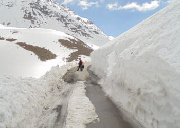 बारालाचा पास  ( दर्रा )  :- ज़ांस्कर घाटी में स्थित बारालाचा दर्रा, लद्दाख में एक लोकप्रिय पर्यटक आकर्षण