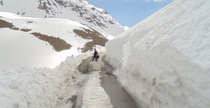 बारालाचा पास  ( दर्रा )  :- ज़ांस्कर घाटी में स्थित बारालाचा दर्रा, लद्दाख में एक लोकप्रिय पर्यटक आकर्षण
