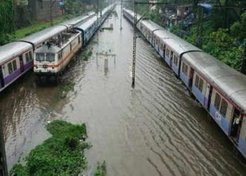 मुंबई :- भारी बारिश में थमी जिंदगी की रफ्तार,