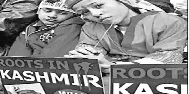 कश्मीर घाटी में  संदिग्ध आतंकवादियों ने 90 मिनट के भीतर तीन लोगों की गोली मारकर हत्या कर दी. 