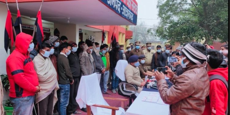 आज़मगढ़: पुलिस के सक्रियता के चलते TET में सेंधमारी का प्रयास विफल,22 गिरफ्तार,नकदी,50 लाख के चेक बरामद