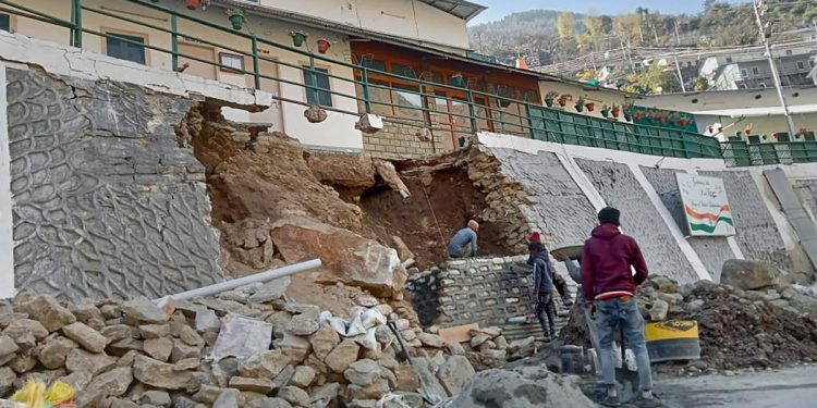 मानव जनित तबाही से जूंझ रहा जोशीमठ