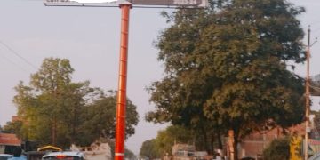 डिवाइडर काट के अनाधिकृत होडिंग लगाने का चलन किसी गंभीर दुर्घटना को दे रहे निमंत्रण