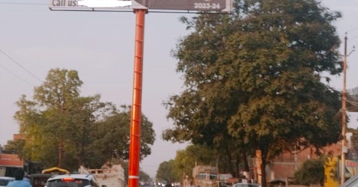 डिवाइडर काट के अनाधिकृत होडिंग लगाने का चलन किसी गंभीर दुर्घटना को दे रहे निमंत्रण